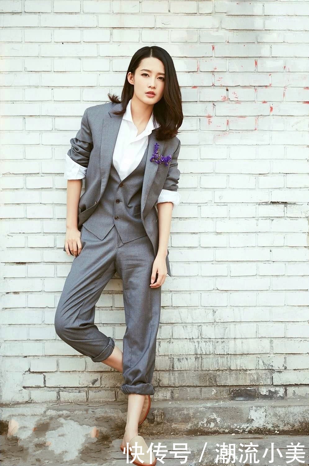 李沁为了显腿长，故意穿超短裙现身，看起来比唐艺昕的腿还粗10cm