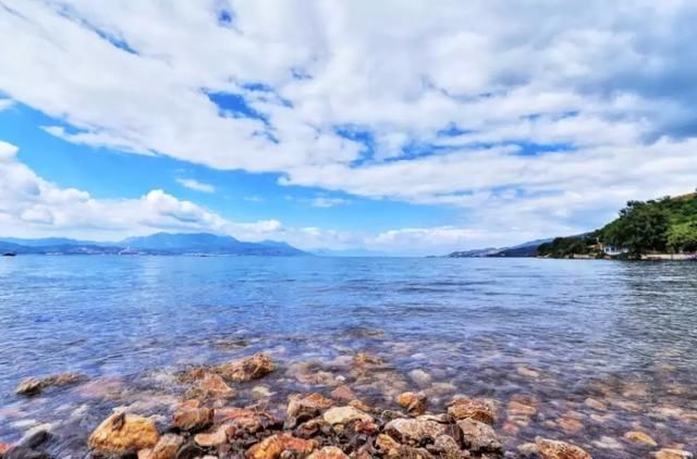 比泸沽湖还要美，这个隐藏在云南秘境的“玻璃湖”终于被人发现了