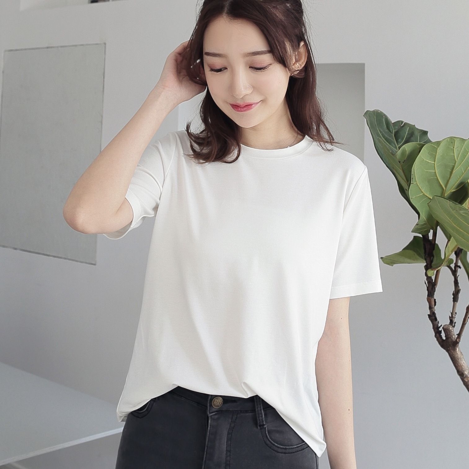 身材丰满的女人就穿紧身短袖，多穿下面这短袖衫，火到离谱