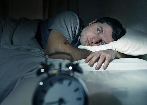  「睡觉」为何晚上睡觉会磨牙、说梦话？和健康有关吗？一文带你详细了解