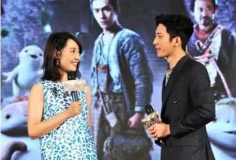 白百何到会活动，一袭粉丝长裙小腹拱起，网友：被她的肚子吓到了