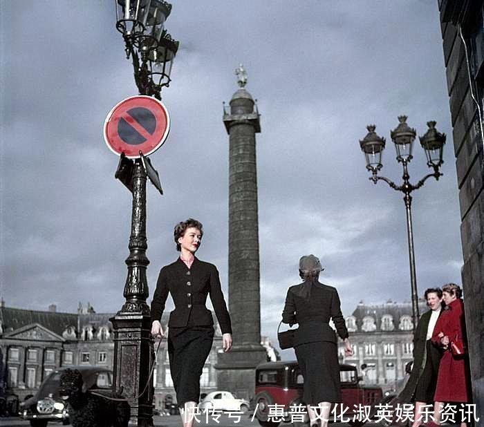 『老照片』老照片 1950年的法国巴黎美女牵着小狗走在街头