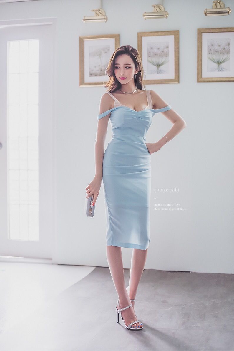 摄影:蓝色紧身连身裙，把美女衬托的犹如蓝色妖姬一般迷人！