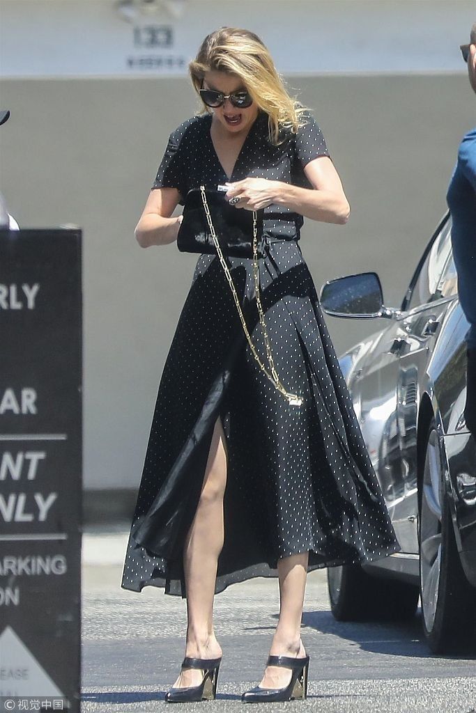 德普前妻艾梅柏高衩连衣裙秀两米大白腿 风吹裙摆险走光惊慌到手