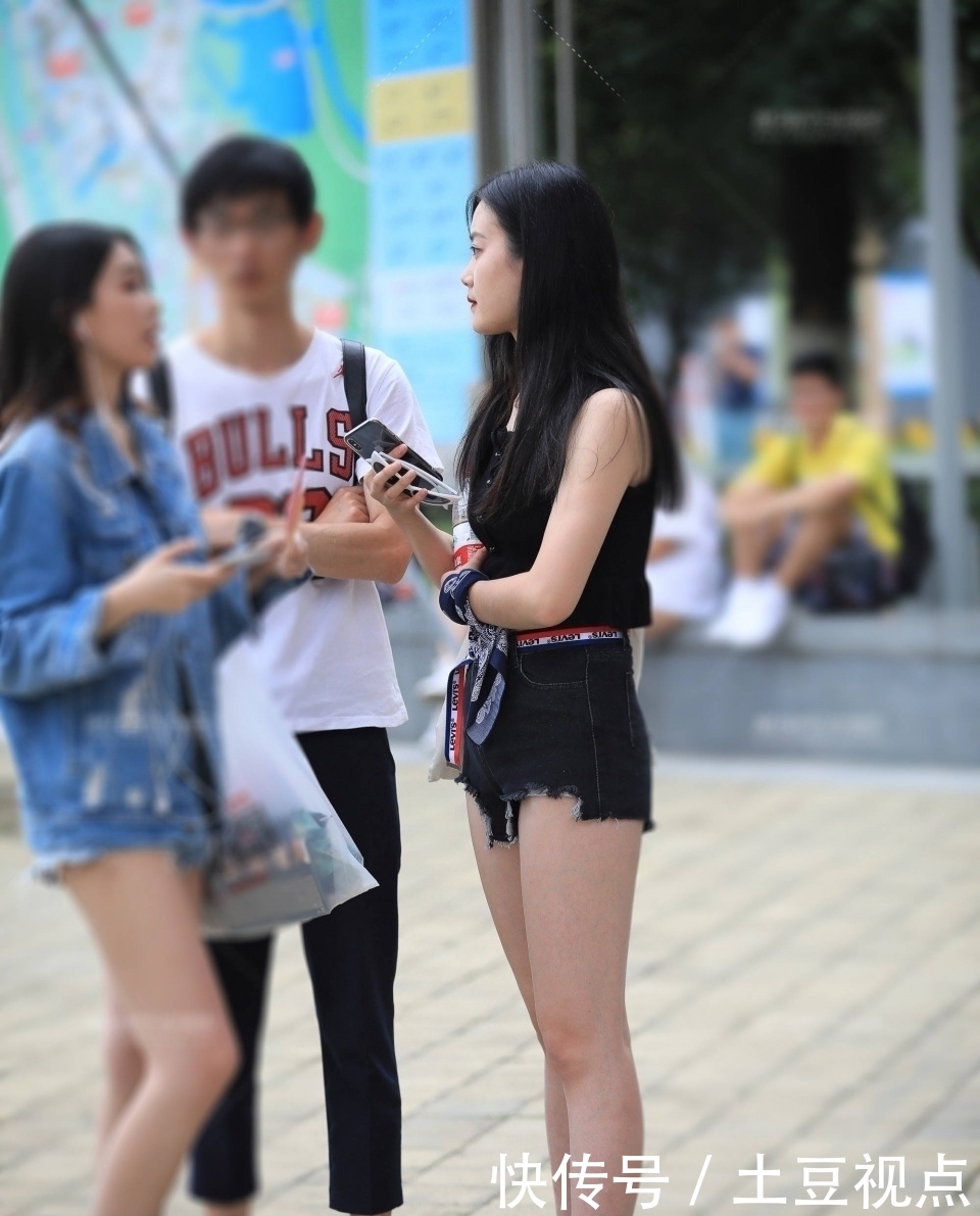  『美腿』街拍：吊带 短裤已经成为潮人街头的标配，美腿就是敢于秀出来