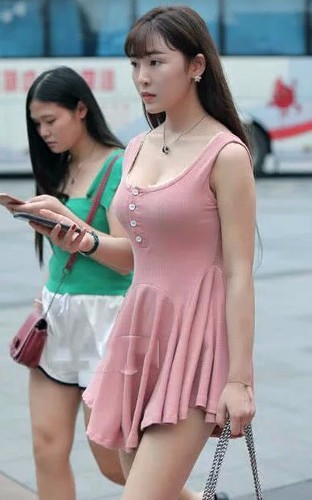 小羽街拍：粉色长裙美女，身材凹凸有致，面容美丽迷人！