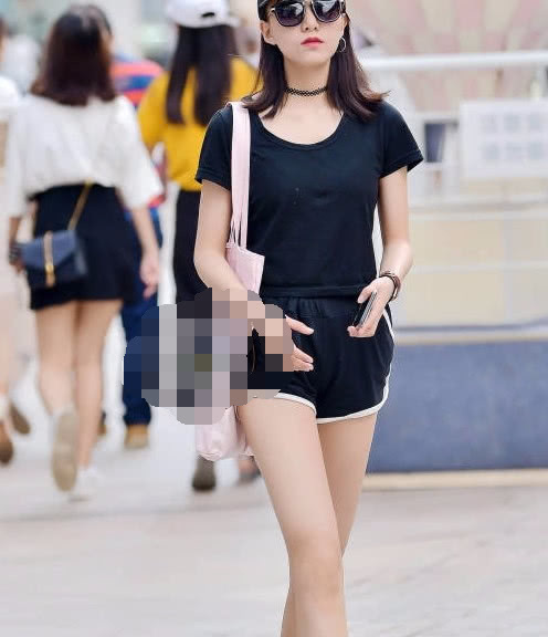 墨镜小姐姐黑色运动短裤穿出修长大美腿,走在街上吸睛无数