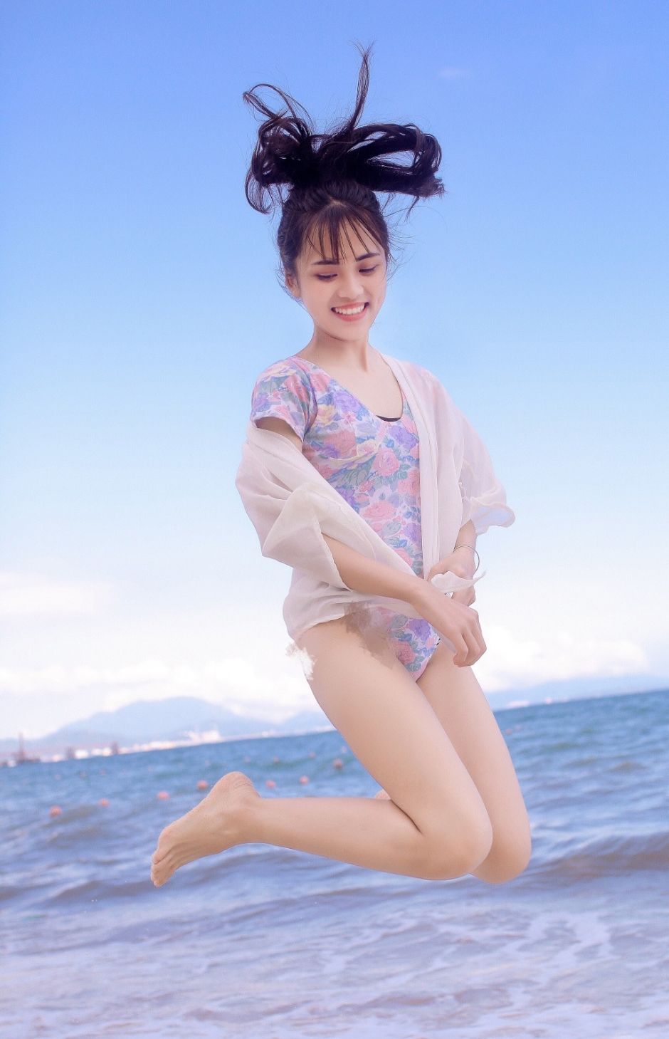 清凉高马尾美女碎花连体泳衣沙滩嬉戏写真图片