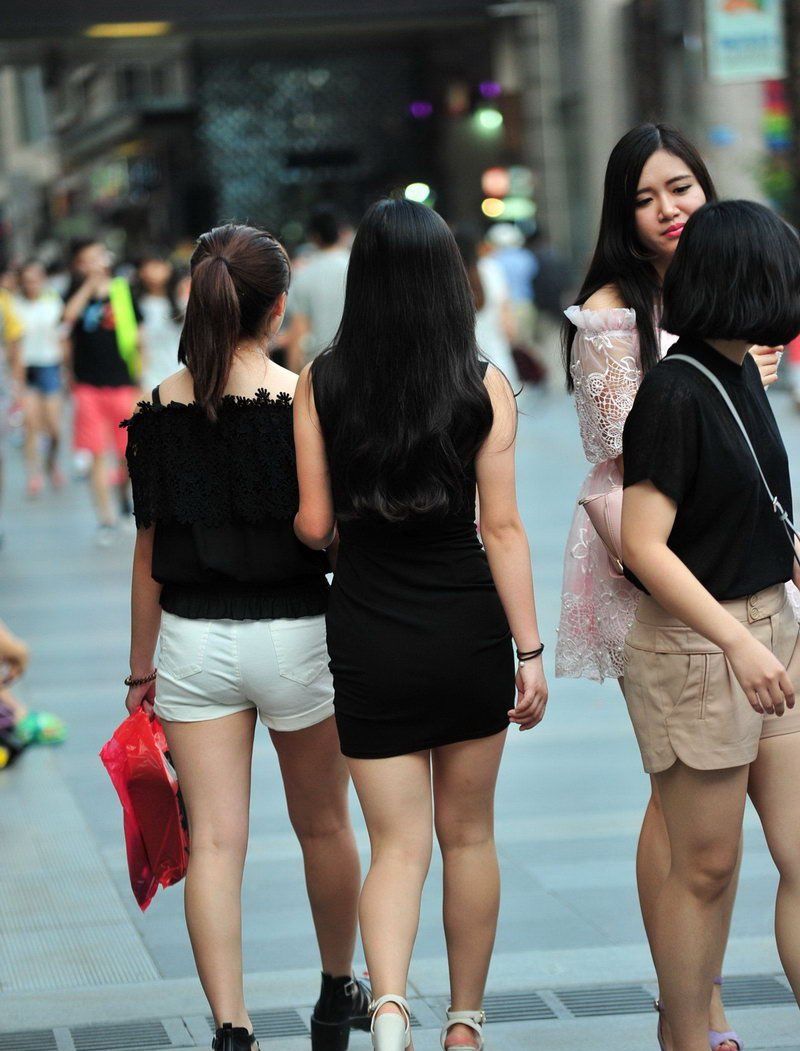 商业街区街拍:微胖型的两个美腿美女,端庄秀丽