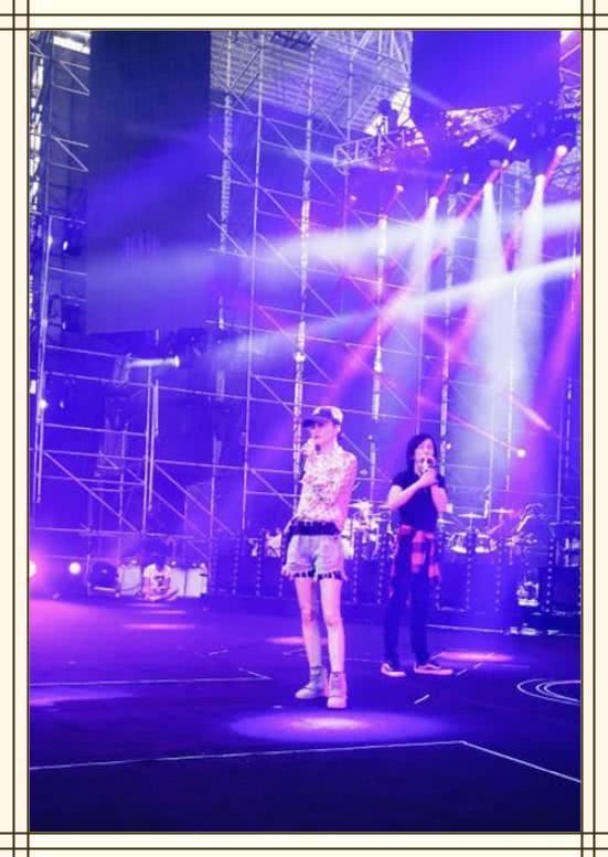 张韶涵真绝了！“安全裤”外露看懵众人，网友：是我out了？