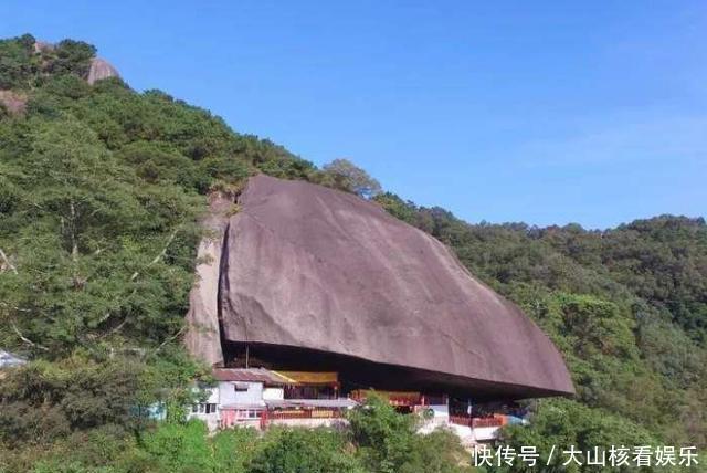 广东有个寺庙很奇怪，“压”在一块巨石下400年，传说很灵验