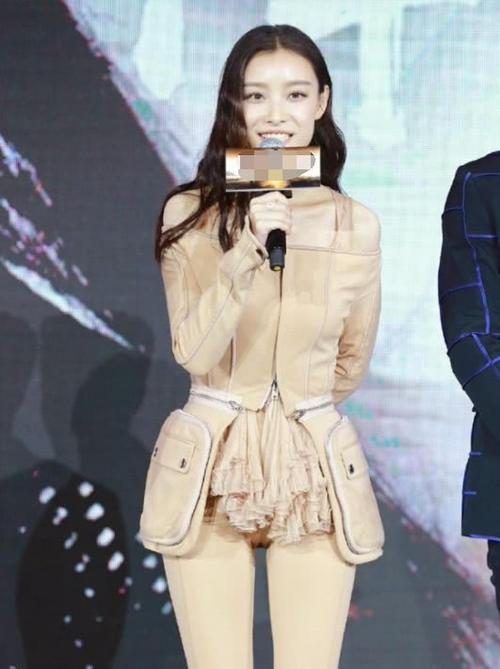 倪妮大尺度“撩人”，不穿内衣惊艳全场，紧身裤勒出“羞耻”形状