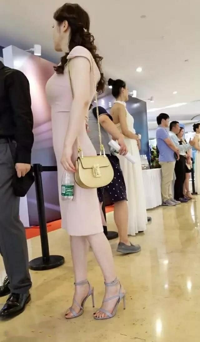 气质超好的公司白领，傲人上围令人叹为观止，网友：难怪这么多男