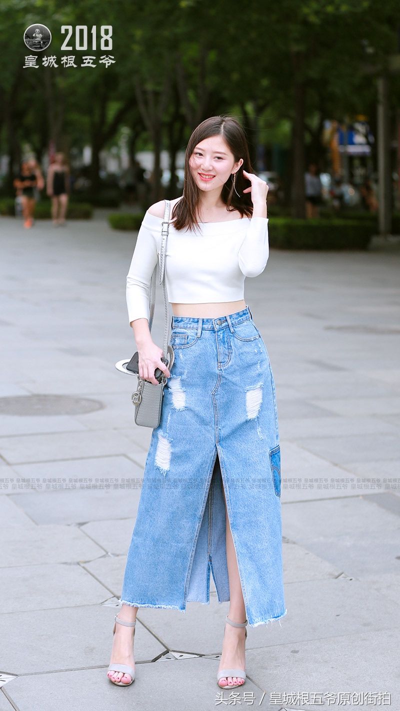 街拍:几乎每个爱美的女孩，都喜欢这样的穿衣方式