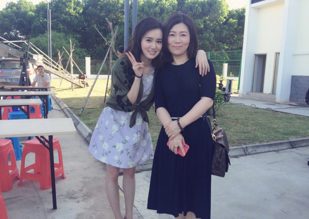 继八月分手魔咒后，娱乐圈又一女星被曝出轨!网友:小三专业户!