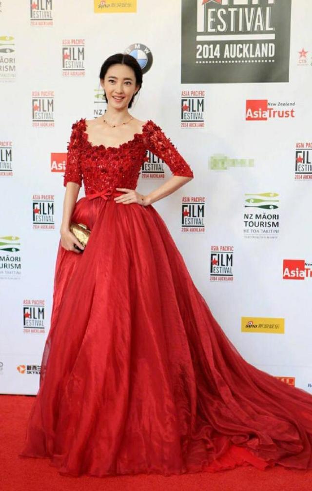 女明星穿红裙：范冰冰霸气，景甜性感，关晓彤不及赵丽颖