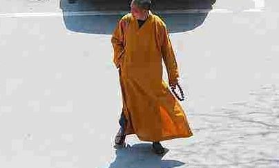 在景区遇到行骗假和尚，手段很简单!却有很多人上过当!