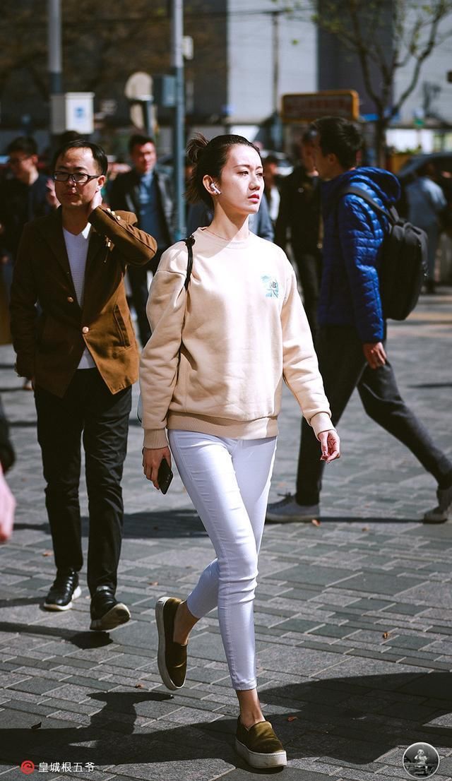 「精致」街拍:不管时尚潮流怎么改变,优秀精致的女人总是活得自信又美丽