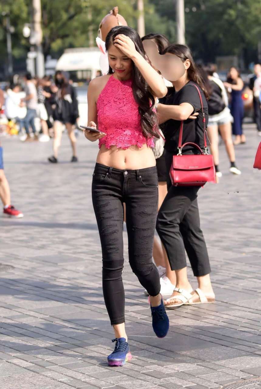 粉红少女小姐姐漏脐装秀出迷人风景,紧身牛仔绷出的丰满臀线赚足