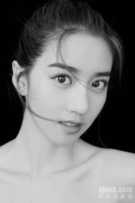 99后李凯馨大气演绎黑白片 “天鹅颈”少女气质好惊艳