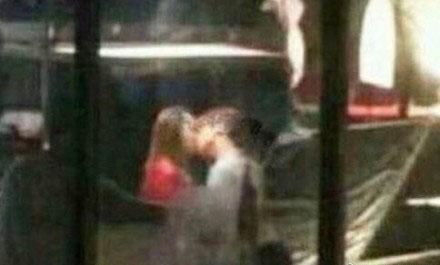 北京爷们鹿晗大方公开恋情 疑似炒作 邓超的微博确认此事