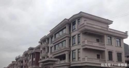 农村自建房大门不要朝这些地方开，师傅看了直摇头，有钱人也住穷