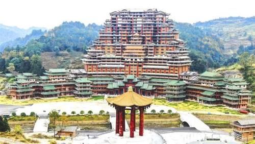 藏在贵州大山里的“豪宅”,24层高达99.9米,走近一看发现不简单
