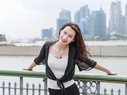 窈窕又丰盈的打底裤小姐姐秀出笔直大长腿，打造玲珑曼妙曲线！