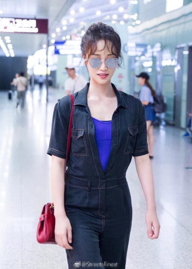 本以为韩雪穿连体服够完美了，可看到蓝盈莹后才知道什么叫气质！