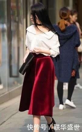 「复古」白衬衫搭配暗红色半身裙,复古典雅,尽显气质女神的端庄之美