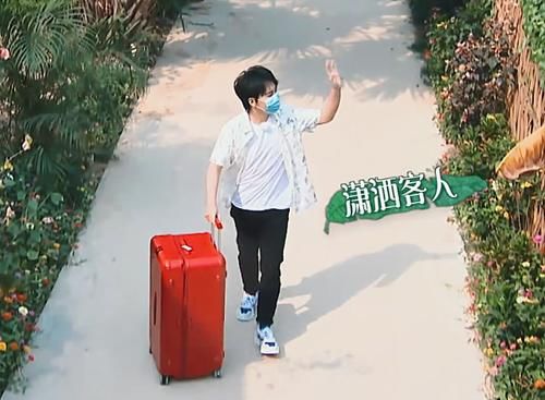  关系■张子枫看清客人是郭麒麟时，谁注意她的举动？关系好坏很明显