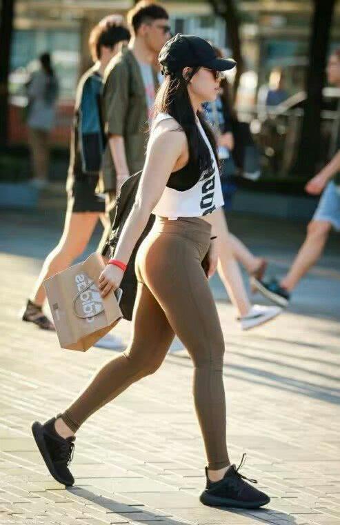 打底裤似乎更符合女性的修身理念，带给你别样的风景