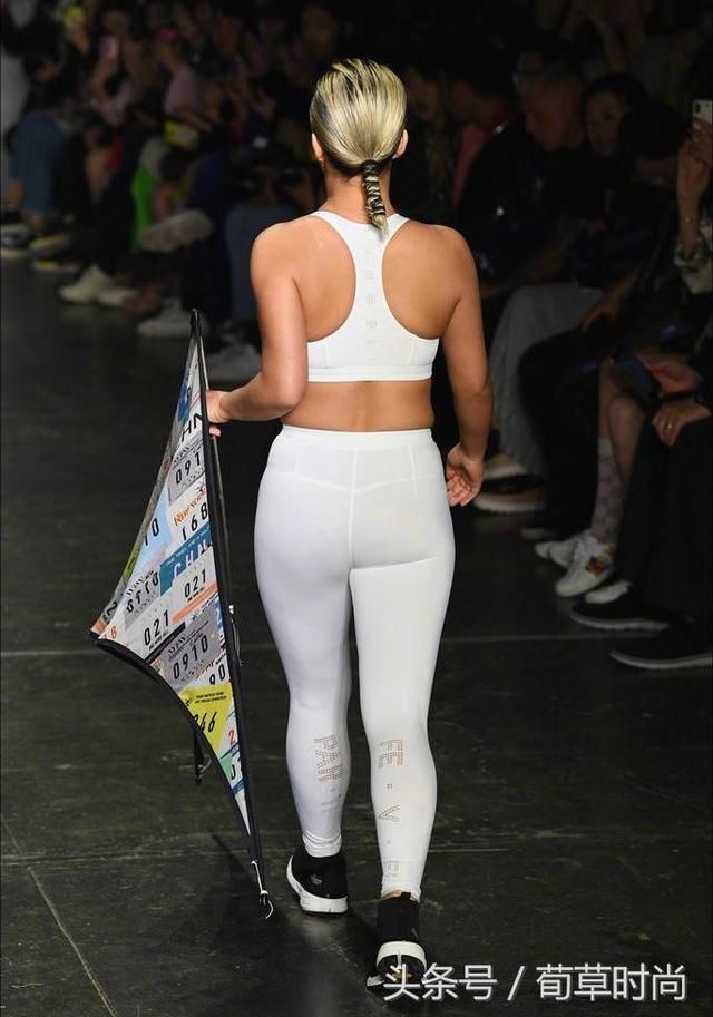 王菊首次登纽约时装秀，化淡妆很尴尬！终于见识“真面目”