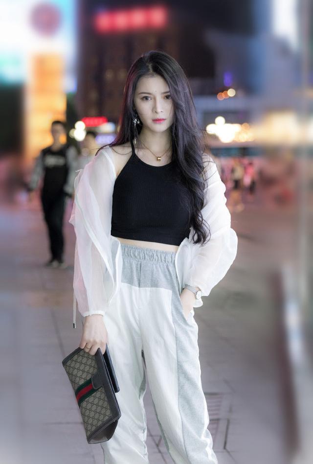 街拍女孩：高雅美丽白皙皮肤，一双美腿霸屏！