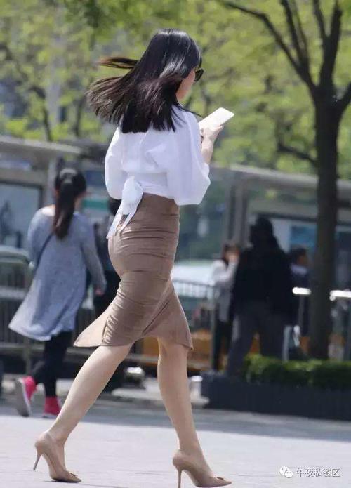街拍：20多岁的女白领穿包臀，白衬衫的女人自带气质!