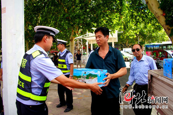 七步沟景区为邯郸最美劳动者送清凉(组图)