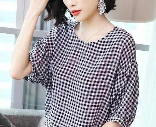  [格子元素]年过半百的女人,少穿花衣服,纯色系百搭小衫,美得清新又减龄
