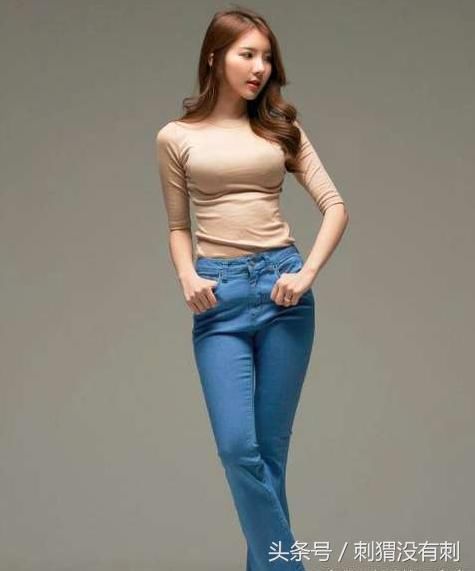 身材高挑牛仔裤美女,魅力无限,尽显女神范儿!