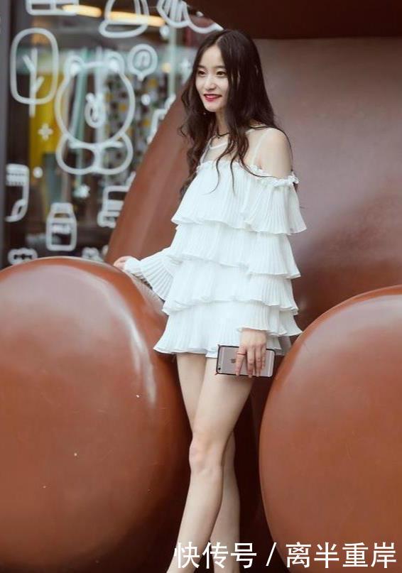 蓝色■蓝色上衣搭配白色短裤，优雅又迷人，街拍：冰肌玉骨的小姐姐