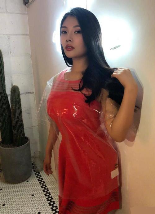 徐冬冬穿红裙，披着“保鲜膜”大秀身材，网友：难怪王晶点你名！