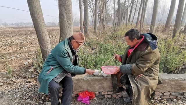  当床■大田地里生火做饭，农民打工日挣百元：天当被子地当床