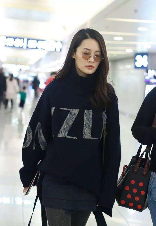 27岁李沁现身机场, 网友: 这么丑的打底裤也只有你能hold住了!