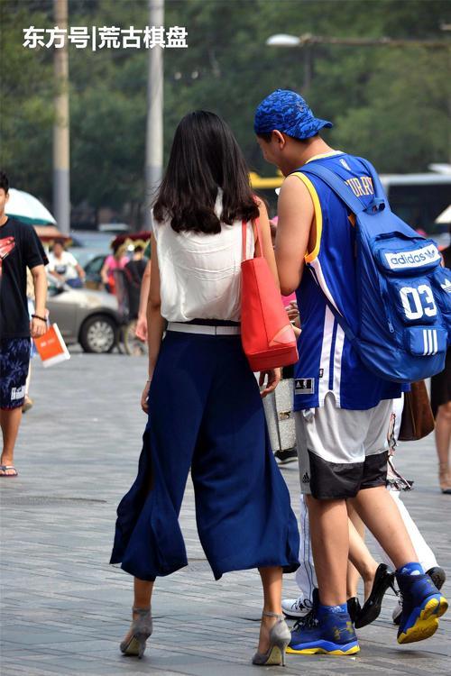 尖头细跟鞋搭配一条七分阔腿裤居然会有这么好的效果