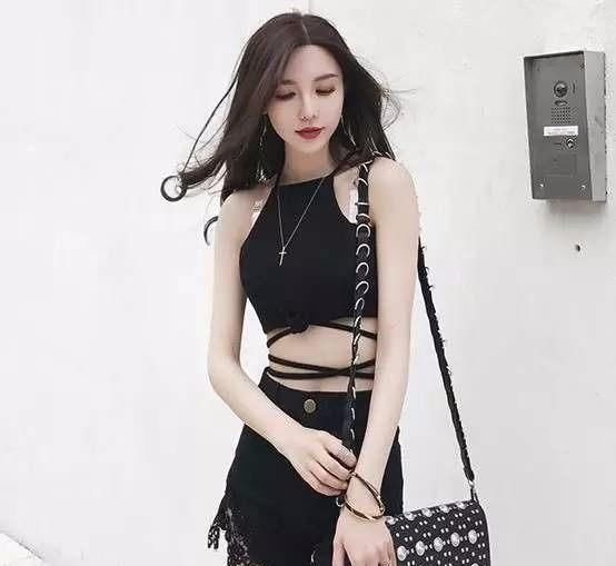 现在姑娘真是太敢穿了，出门只穿个吊带背心，大胆又好看，美爆了
