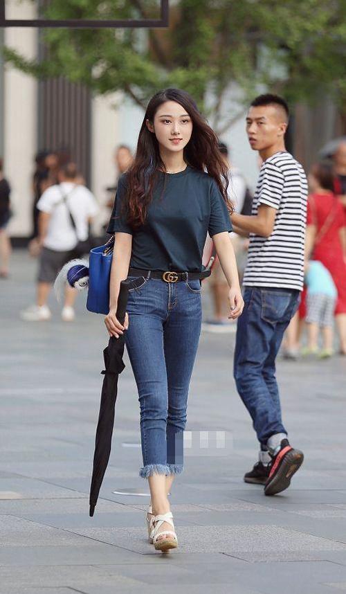 路人街拍，小姐姐身穿紧身连衣裙，优雅又性感