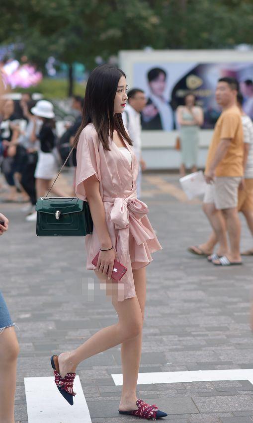 街拍:美女们穿“睡衣”上街,标准的身材,让人啧啧称赞!