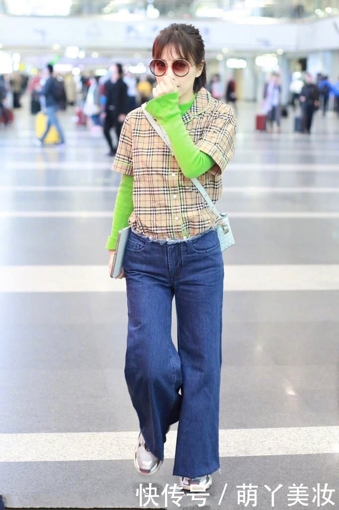 吴昕穿阔腿裤把裤头都给剪掉了，眼看都快挂不住了，网友：变瘦了