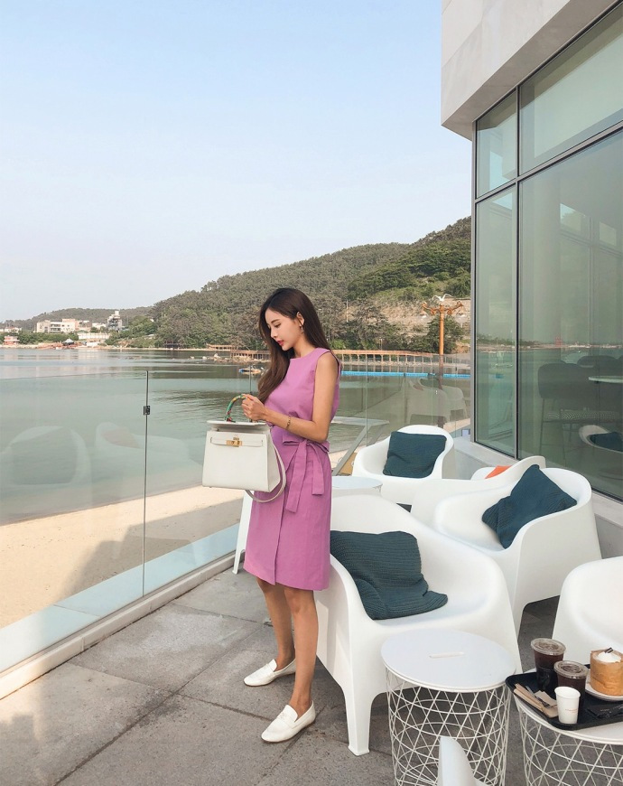 清新娇俏的气质美女，赏心悦目的搭配，处处流露出典雅大气的魅力