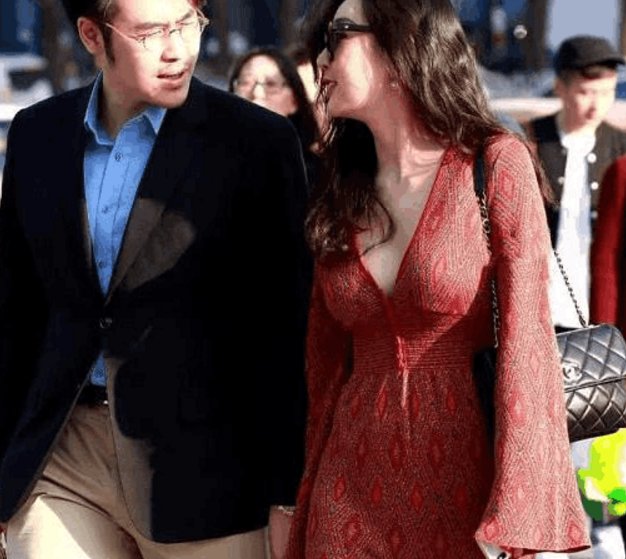 街拍:小姐姐身材傲人，完美驾驭了深V连衣裙