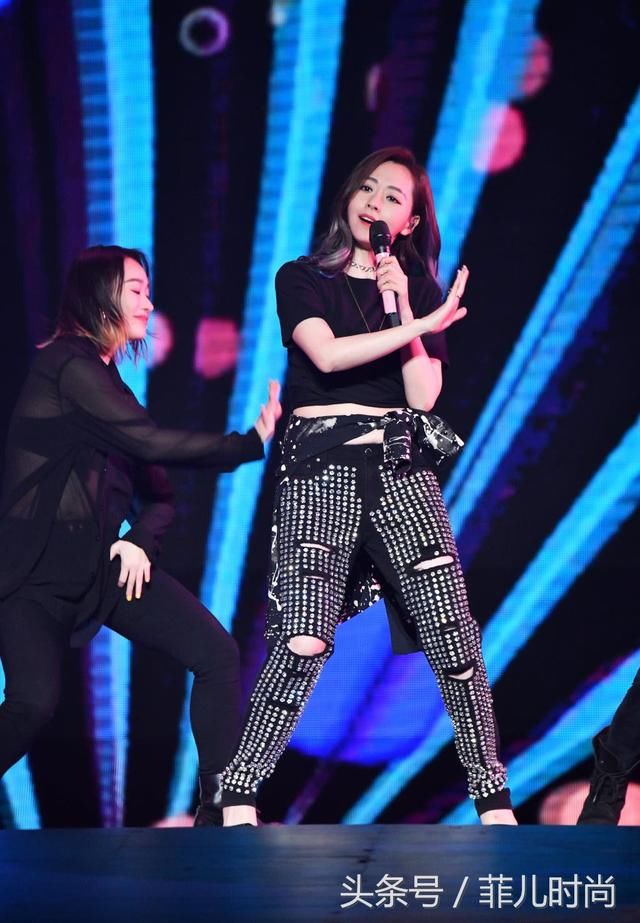 张靓颖本想穿T恤秀蛮腰，不想却被勒出赘肉，网友：好尴尬啊！